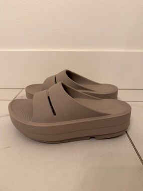 OOFOS Oofoam Recovery Slides Sandals Women’s Size 8 Taupe Comfort Slip On